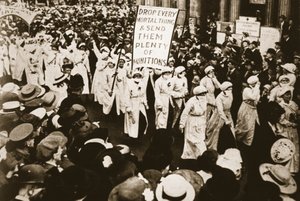 Cheered by the War Secretary: Munitioners in the Procession